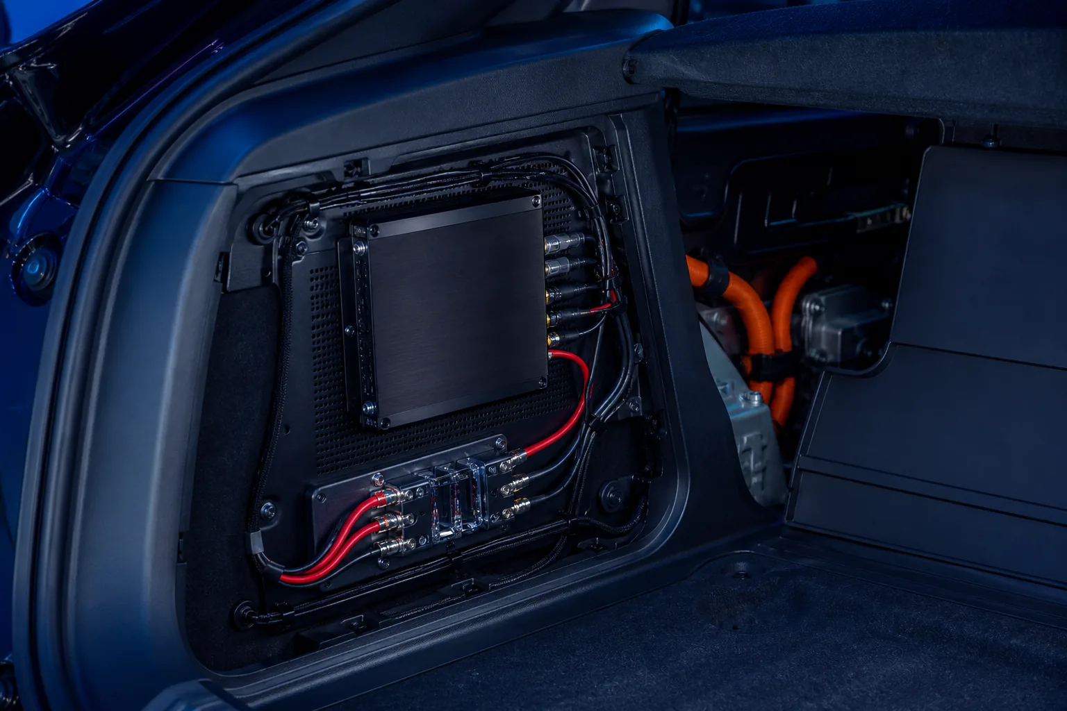 Wzmacniacz DSP podłączony do instalacji 12 V samochodu elektrycznego