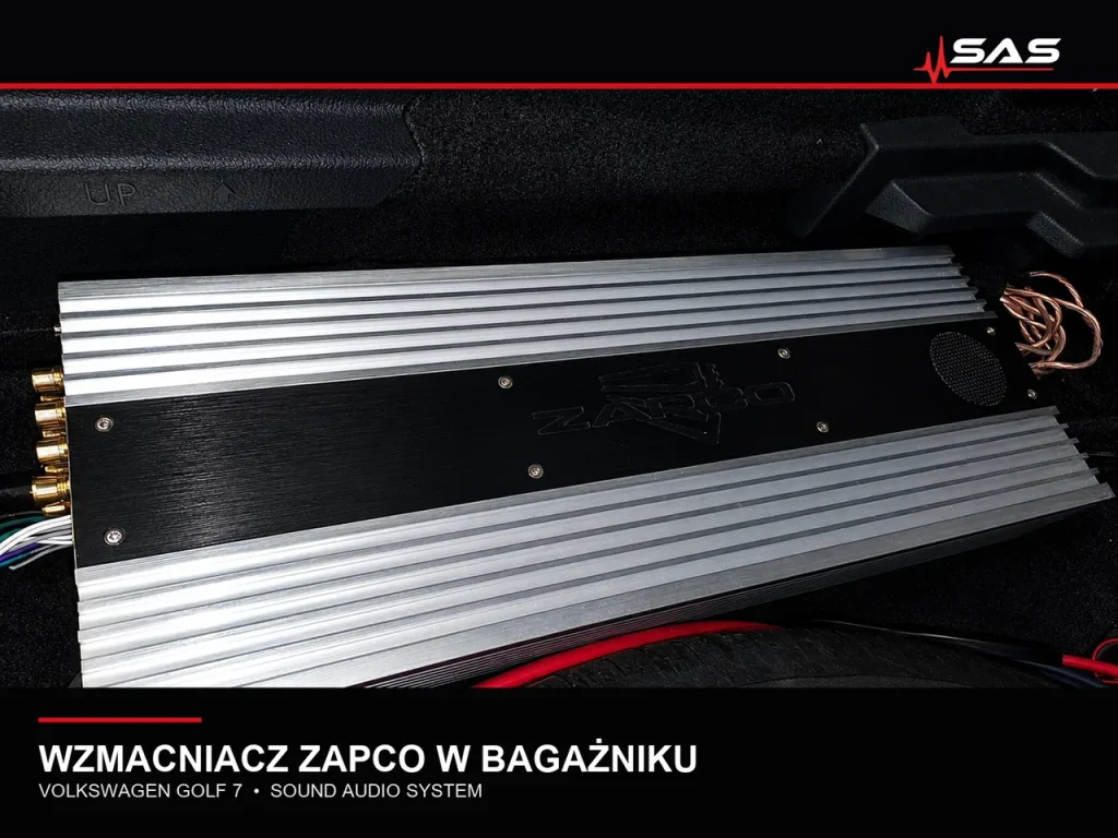 Wzmacniacz Zapco zamontowany w bagażniku Volkswagena Golf 7