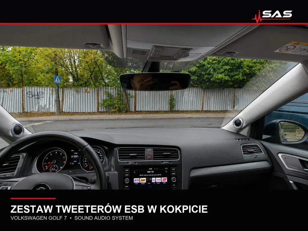 Panoramiczny widok kokpitu Volkswagena Golf 7 z tweeterami ESB