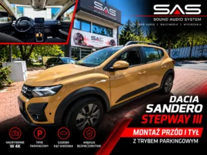 Samochód Dacia Sandero Stepway III zaparkowany przed warsztatem audio.