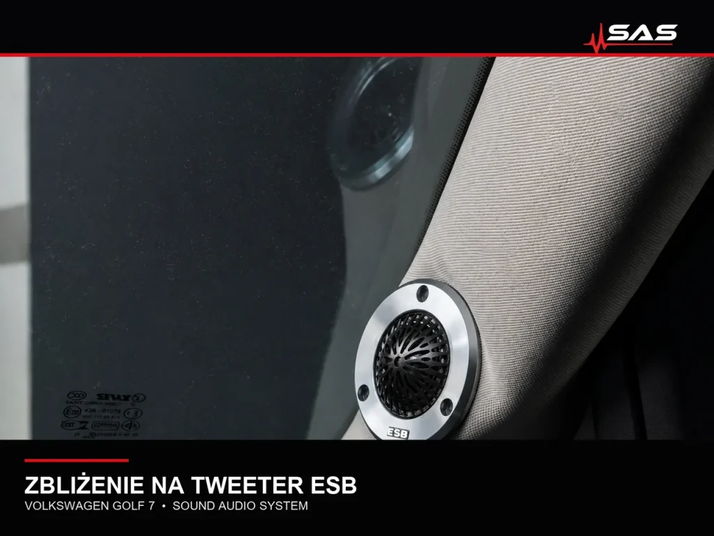 Zbliżenie na tweeter ESB w słupku A Volkswagena Golf 7