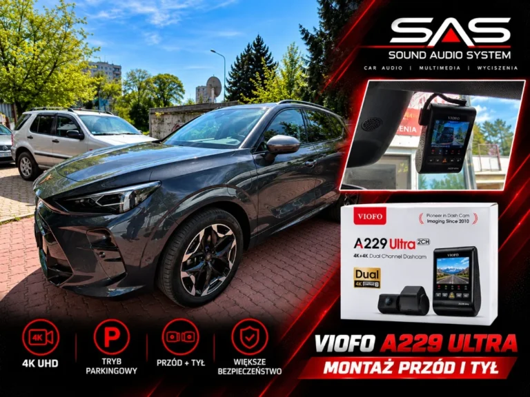 Samochód osobowy zaparkowany przed warsztatem z grafiką prezentującą zamontowany wideorejestrator VIOFO A229 Ultra.