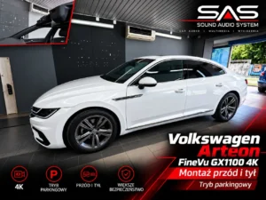 Biały samochód Volkswagen Arteon zaparkowany w warsztacie po montażu kamery.