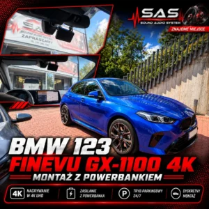 Niebieski samochód osobowy marki BMW z zamontowanym systemem rejestracji trasy FineVu GX-1100 4K.